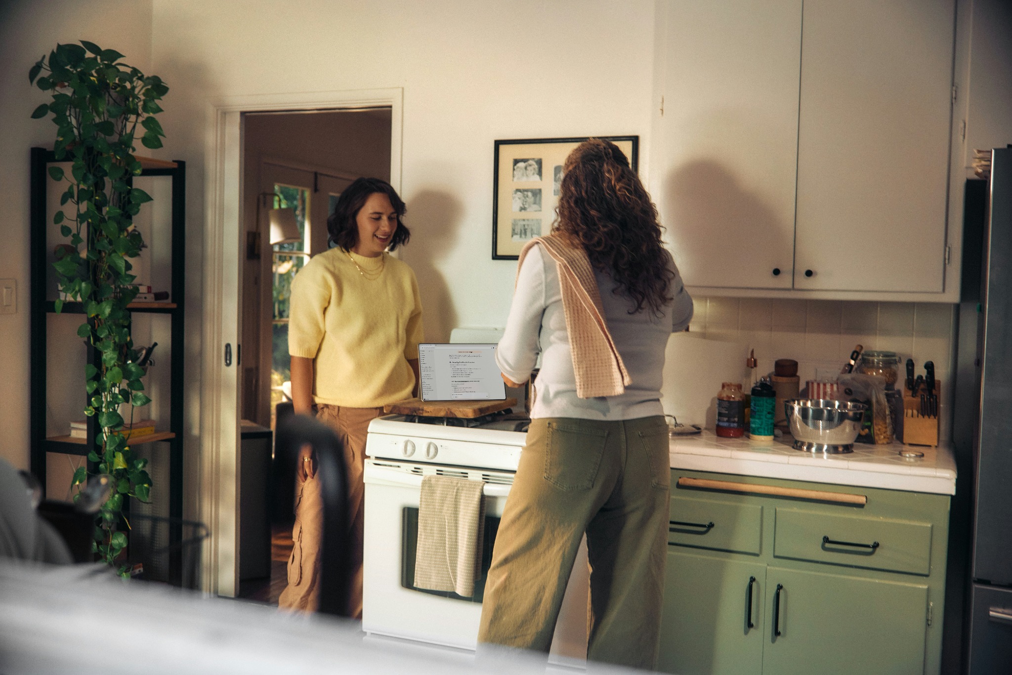 Due persone condividono un momento in cucina