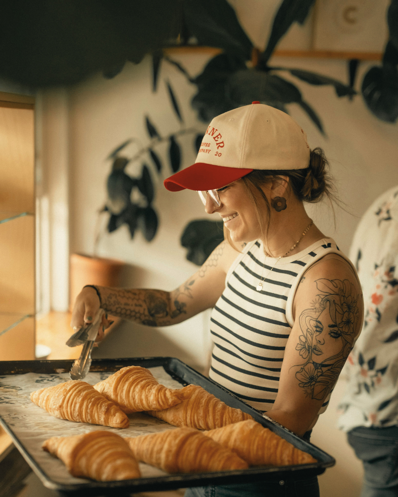 Una cuoca con un vassoio di croissant