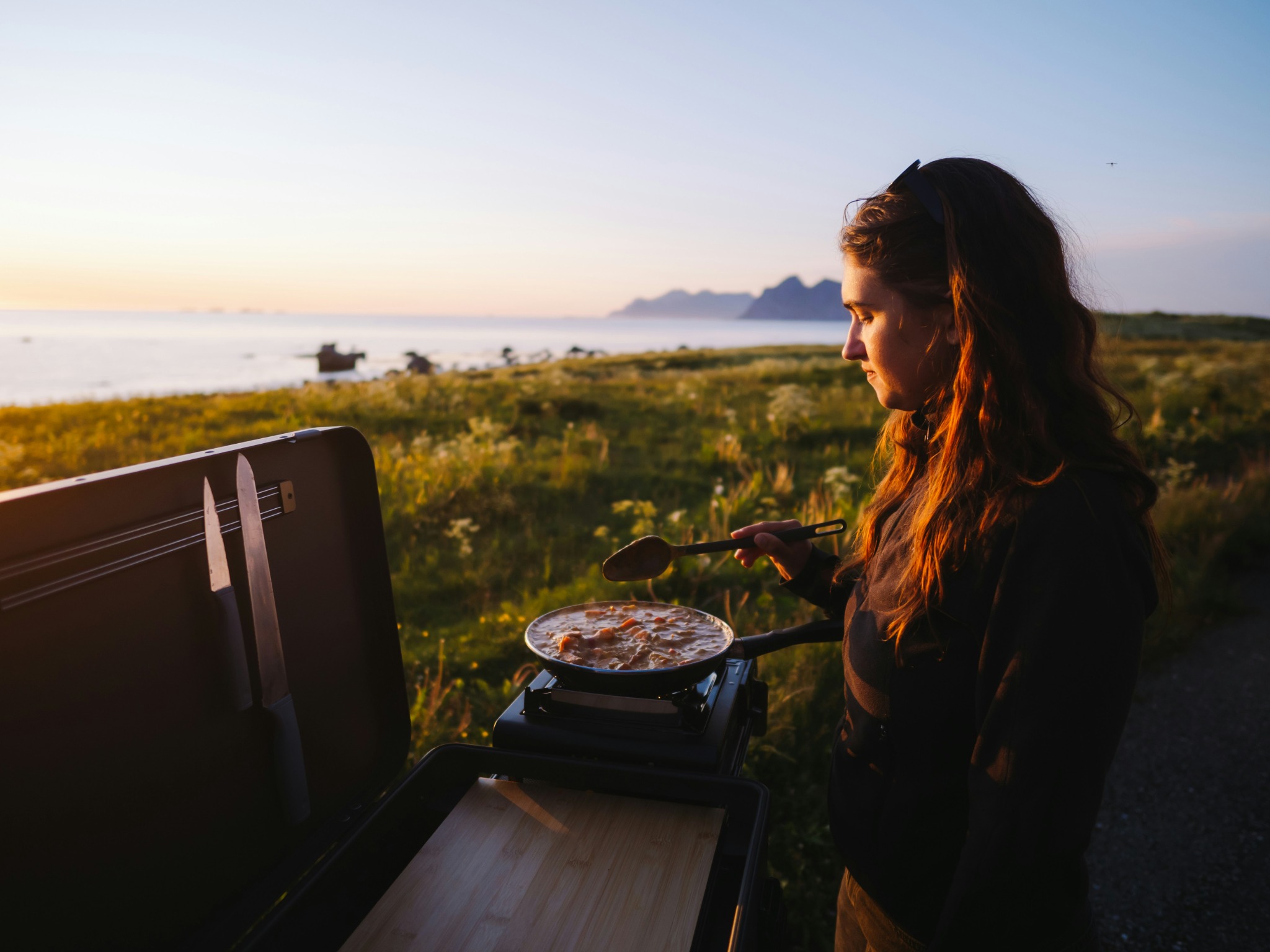 Un momento di relax a tavola all’aperto