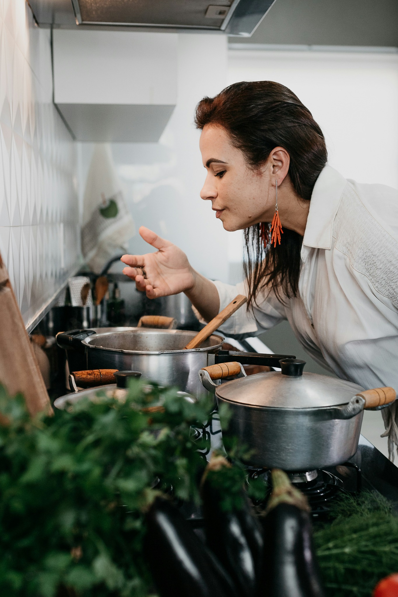 HomeChef che assaggia una preparazione nella propria cucina