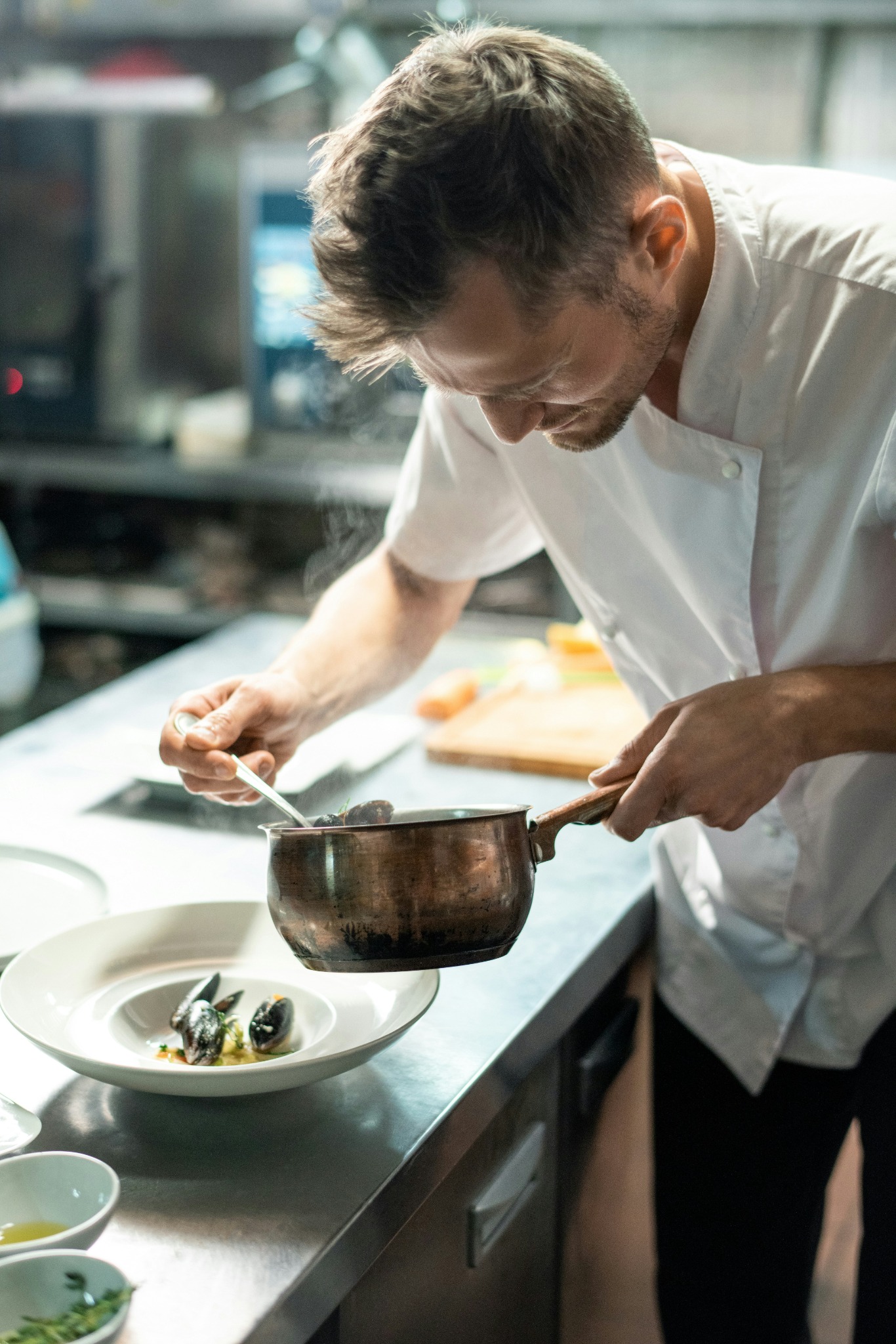 Lo chef prepara un piatto nella cucina del ristorante