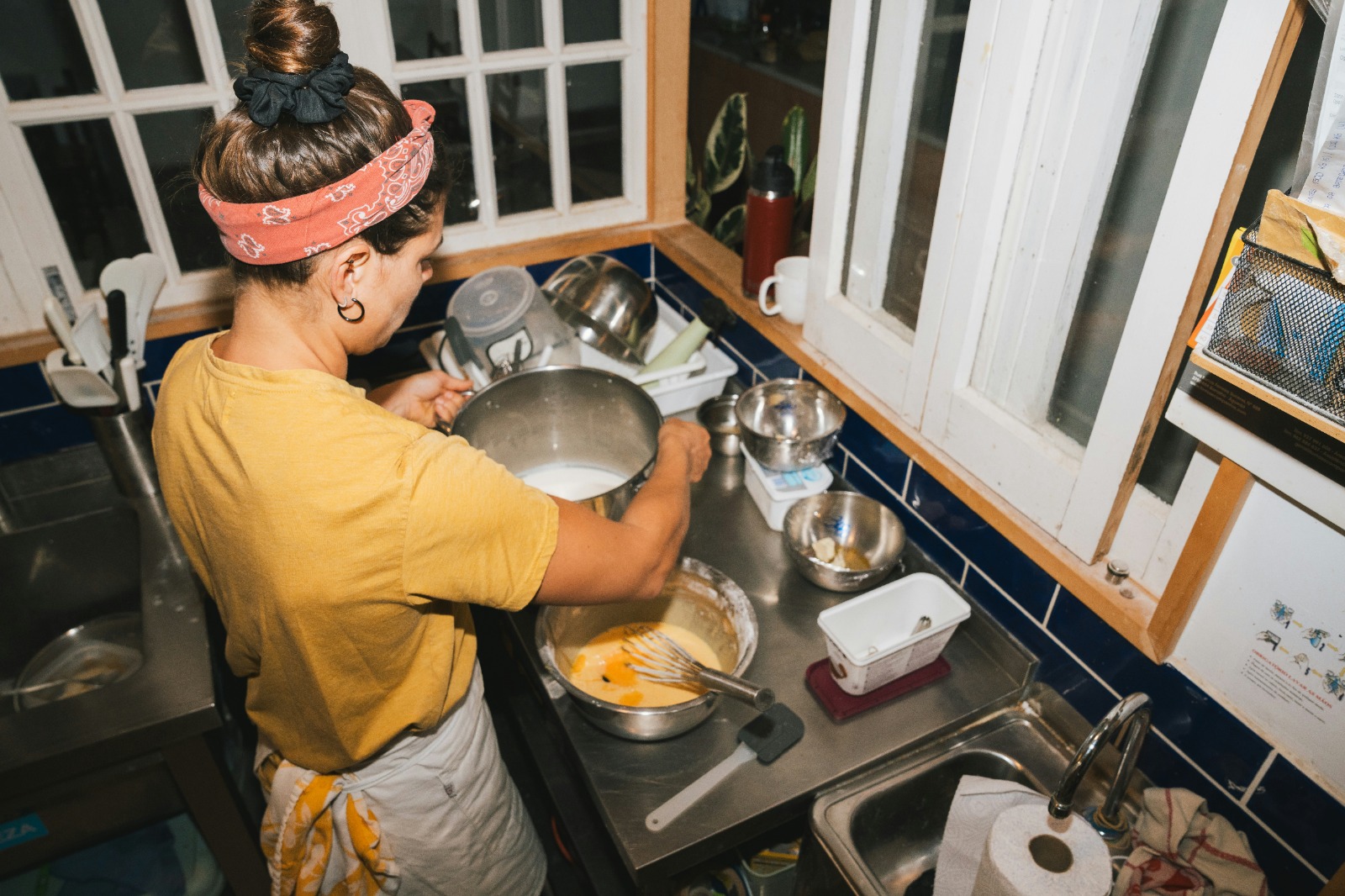 HomeChef che prepara un piatto nella sua cucina