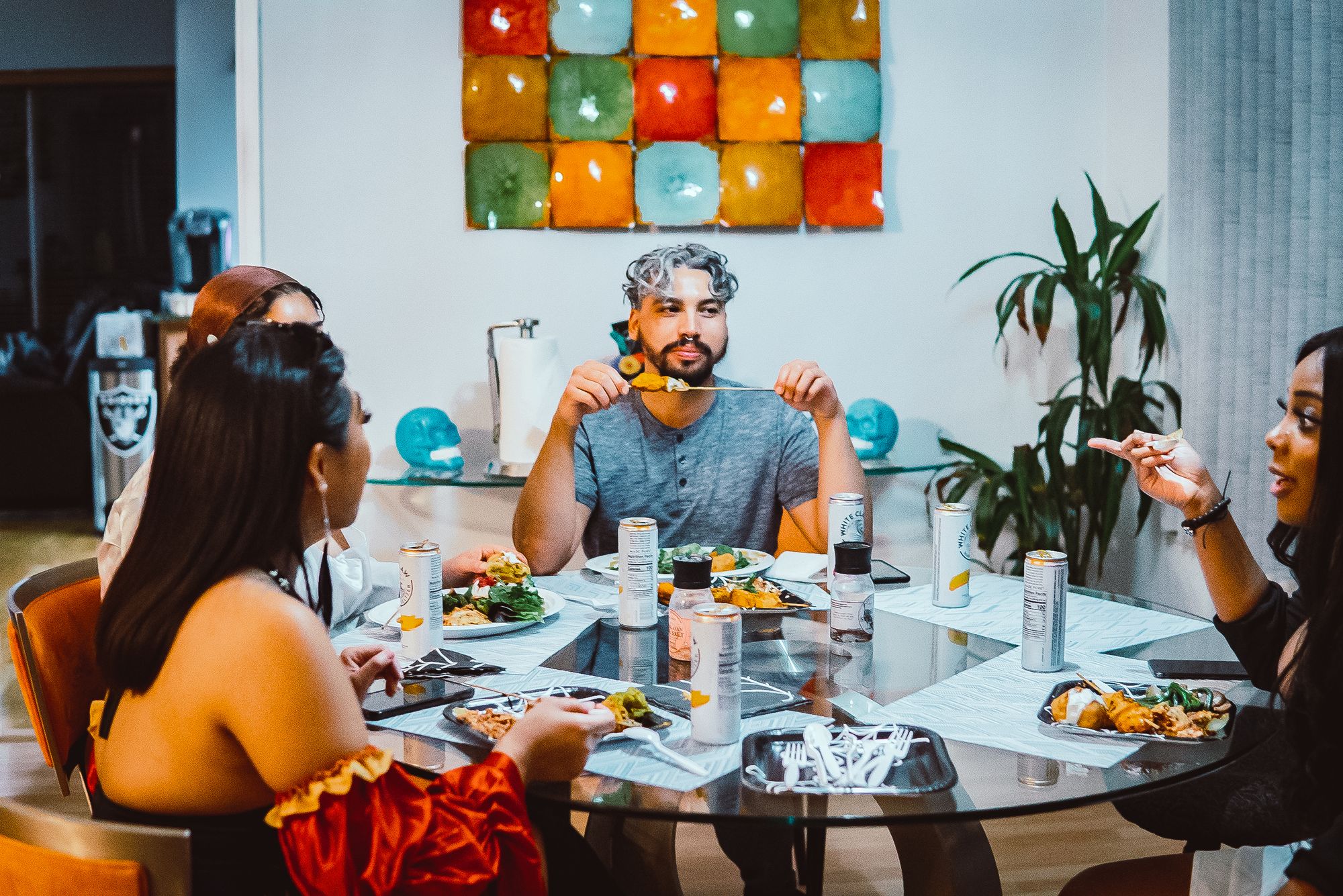 Amici che condividono un pasto preparato in casa