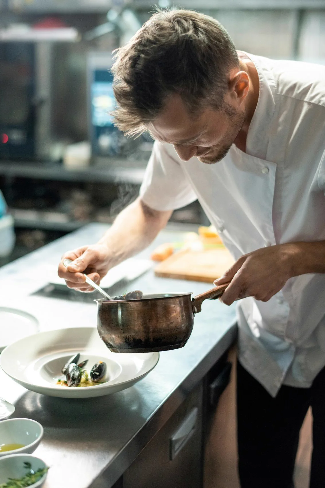 Chef professionista al lavoro in cucina