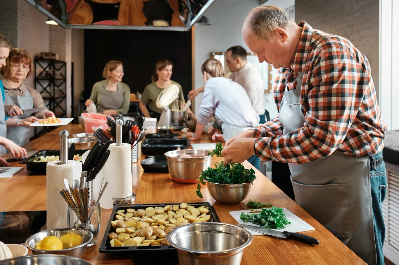 Persone che cucinano insieme durante un’esperienza food