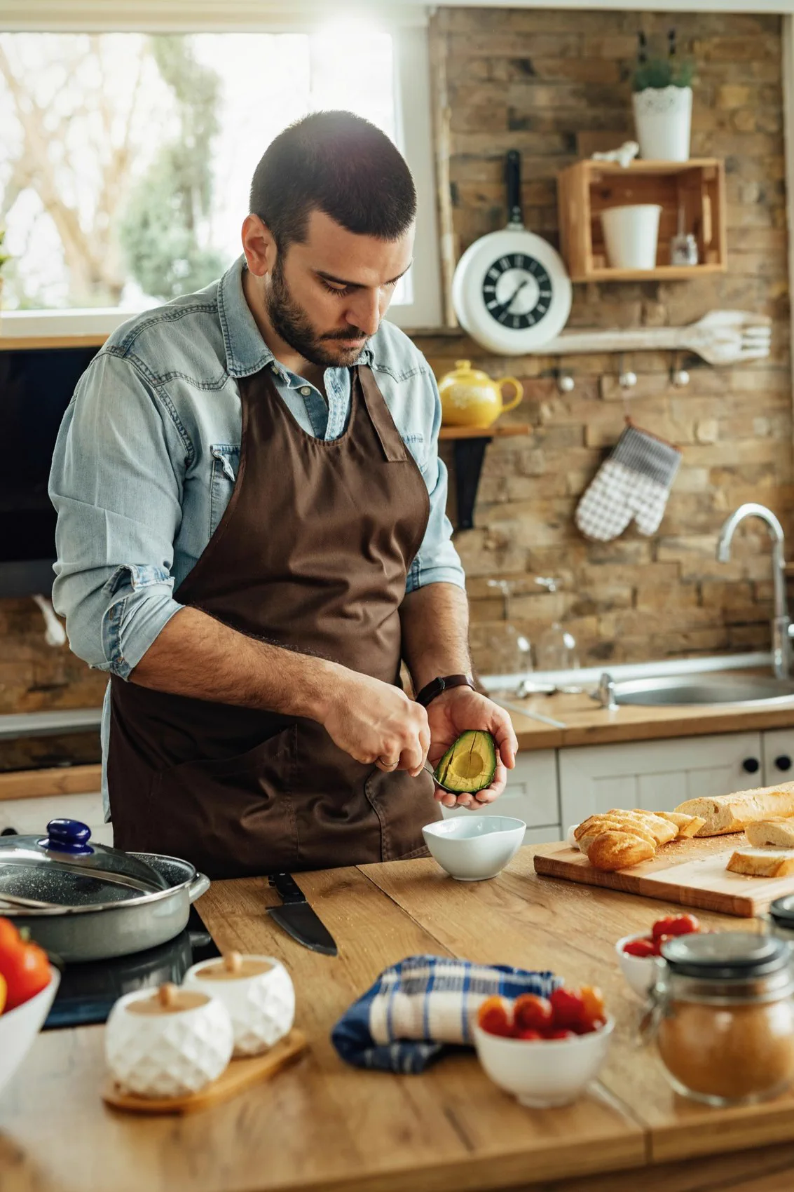HomeChef mentre cucina nella propria cucina