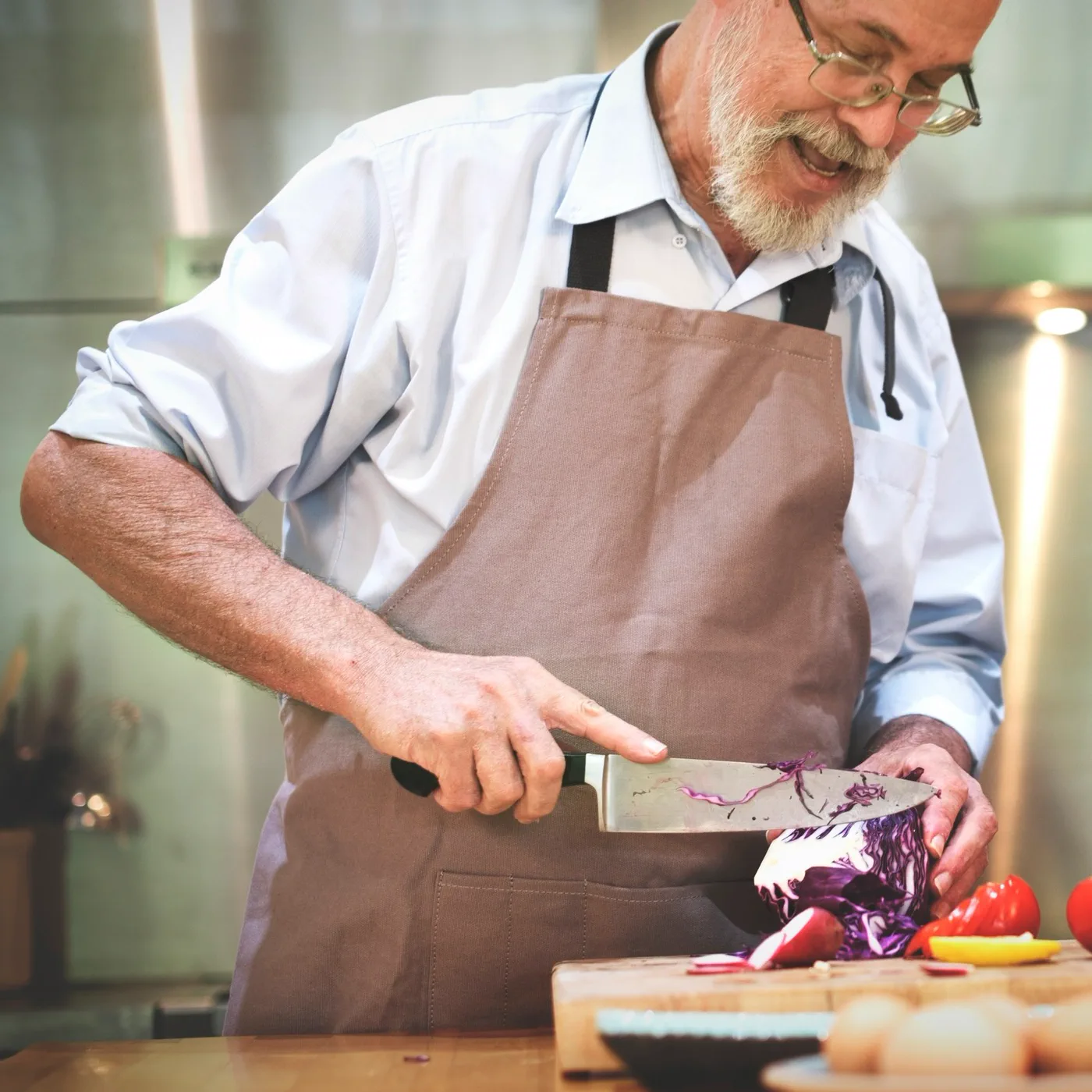 HomeChef che prepara ingredienti in cucina