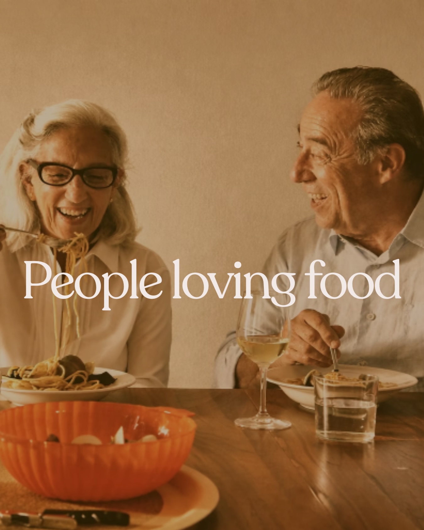 Due persone condividono un piatto di pasta